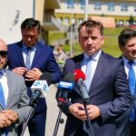 23.06.2020 Czerwona Góra. Konferencja ministra Zbigniewa Ziobry. Na zdjęciu (od lewej): poseł Mariusz Gosek, Tomasz Jamka - członek zarządu województwa, Zbigniew Ziobro - minister sprawiedliwości, senator Jacek Włosowicz / Piotr Kwaśniewski / Radio Kielce