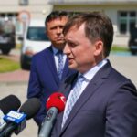23.06.2020 Czerwona Góra. Konferencja ministra Zbigniewa Ziobry. Na zdjęciu (od lewej): Tomasz Jamka - członek zarządu województwa, Zbigniew Ziobro - minister sprawiedliwości i senator Jacek Włosowicz / Piotr Kwaśniewski / Radio Kielce