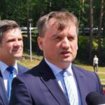 23.06.2020 Czerwona Góra. Konferencja ministra Zbigniewa Ziobry. Na zdjęciu (od lewej): Tomasz Jamka - członek zarządu województwa i Zbigniew Ziobro - minister sprawiedliwości / Piotr Kwaśniewski / Radio Kielce