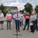 26.06.2020. Skalbmierz. Wiceminister spraw zagranicznych Piotr Wawrzyk spotkał się z mieszkańcami. Na zdjęciu (przy mikrofonie): Piotr Wawrzyk - wiceminister spraw zagranicznych / Marta Gajda / Radio Kielce