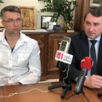 02.06.2020. Sandomierz. Na zdjęciu (od lewej): dr n. med. Piotr Satławski -  kierownik oddziału urologii w Szpitalu Specjalistycznym w Sandomierzu, Marek Kos, dyrektor Szpitala Specjalistycznego Ducha Świętego  w Sandomierzu / Grażyna-Szlęzak-Wójcik / Radio Kielce