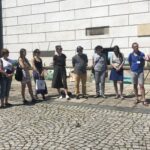 06.06.2020. Sandomierz. Wystawa plenerowa prac malarskich na dziedzińcu Zamku Królewskiego. Na zdjęciu (po prawej): Marcin Marzec - burmistrz Sandomierza / Picasa / Radio Kielce