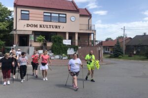 07.06.2020. Koprzywnica. Sekcja nordic walking / Grażyna Szlęzak-Wójcik / Radio Kielce