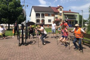 07.06.2020. Koprzywnica. Sekcja nordic walking / Grażyna Szlęzak-Wójcik / Radio Kielce