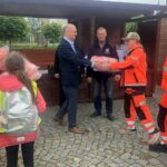 11.06.2020. Sandomierz. Wiceminister spraw zagranicznych Piotr Wawrzyk obdarował sandomierskich ratowników kombinezonami ochronnymi / Grażyna-Szlęzak-Wójcik / Radio Kielce