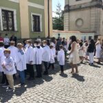 11.06.2020. Sandomierz. Uroczystość Bożego Ciała. Procesja przez rynek starego miasta oraz ulicą Mariacką / Grażyna-Szlęzak-Wójcik / Radio Kielce