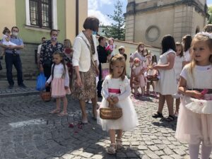 11.06.2020. Sandomierz. Uroczystość Bożego Ciała. Procesja przez rynek starego miasta oraz ulicą Mariacką / Grażyna-Szlęzak-Wójcik / Radio Kielce