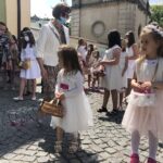 11.06.2020. Sandomierz. Uroczystość Bożego Ciała. Procesja przez rynek starego miasta oraz ulicą Mariacką / Grażyna-Szlęzak-Wójcik / Radio Kielce