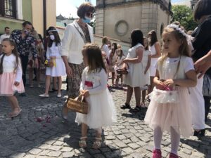 11.06.2020. Sandomierz. Uroczystość Bożego Ciała. Procesja przez rynek starego miasta oraz ulicą Mariacką / Grażyna-Szlęzak-Wójcik / Radio Kielce