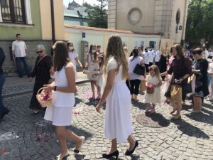 11.06.2020. Sandomierz. Uroczystość Bożego Ciała. Procesja przez rynek starego miasta oraz ulicą Mariacką / Grażyna-Szlęzak-Wójcik / Radio Kielce