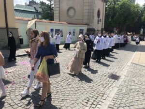 11.06.2020. Sandomierz. Uroczystość Bożego Ciała. Procesja przez rynek starego miasta oraz ulicą Mariacką / Grażyna-Szlęzak-Wójcik / Radio Kielce