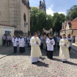 11.06.2020. Sandomierz. Uroczystość Bożego Ciała. Procesja przez rynek starego miasta oraz ulicą Mariacką / Grażyna-Szlęzak-Wójcik / Radio Kielce