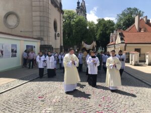 11.06.2020. Sandomierz. Uroczystość Bożego Ciała. Procesja przez rynek starego miasta oraz ulicą Mariacką / Grażyna-Szlęzak-Wójcik / Radio Kielce