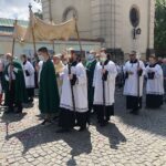 11.06.2020. Sandomierz. Uroczystość Bożego Ciała. Procesja przez rynek starego miasta oraz ulicą Mariacką. Na zdjęciu: Krzysztof Nitkiewicz - biskup sandomierski / Grażyna-Szlęzak-Wójcik / Radio Kielce