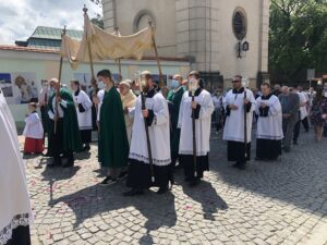 11.06.2020. Sandomierz. Uroczystość Bożego Ciała. Procesja przez rynek starego miasta oraz ulicą Mariacką. Na zdjęciu: Krzysztof Nitkiewicz - biskup sandomierski / Grażyna-Szlęzak-Wójcik / Radio Kielce