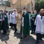 11.06.2020. Sandomierz. Uroczystość Bożego Ciała. Procesja przez rynek starego miasta oraz ulicą Mariacką. Na zdjęciu: Krzysztof Nitkiewicz - biskup sandomierski / Grażyna-Szlęzak-Wójcik / Radio Kielce