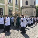 11.06.2020. Sandomierz. Uroczystość Bożego Ciała. Procesja przez rynek starego miasta oraz ulicą Mariacką. Na zdjęciu: Krzysztof Nitkiewicz - biskup sandomierski / Grażyna-Szlęzak-Wójcik / Radio Kielce