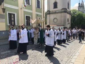 11.06.2020. Sandomierz. Uroczystość Bożego Ciała. Procesja przez rynek starego miasta oraz ulicą Mariacką. Na zdjęciu: Krzysztof Nitkiewicz - biskup sandomierski / Grażyna-Szlęzak-Wójcik / Radio Kielce