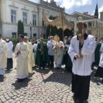 11.06.2020. Sandomierz. Uroczystość Bożego Ciała. Procesja przez rynek starego miasta oraz ulicą Mariacką. Na zdjęciu: Krzysztof Nitkiewicz - biskup sandomierski / Grażyna-Szlęzak-Wójcik / Radio Kielce
