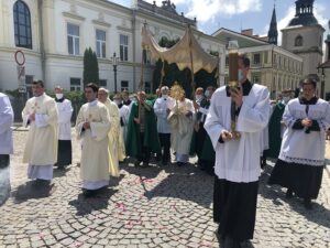 11.06.2020. Sandomierz. Uroczystość Bożego Ciała. Procesja przez rynek starego miasta oraz ulicą Mariacką. Na zdjęciu: Krzysztof Nitkiewicz - biskup sandomierski / Grażyna-Szlęzak-Wójcik / Radio Kielce