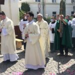 11.06.2020. Sandomierz. Uroczystość Bożego Ciała. Procesja przez rynek starego miasta oraz ulicą Mariacką. Na zdjęciu: Krzysztof Nitkiewicz - biskup sandomierski / Grażyna-Szlęzak-Wójcik / Radio Kielce
