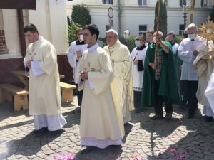 11.06.2020. Sandomierz. Uroczystość Bożego Ciała. Procesja przez rynek starego miasta oraz ulicą Mariacką. Na zdjęciu: Krzysztof Nitkiewicz - biskup sandomierski / Grażyna-Szlęzak-Wójcik / Radio Kielce