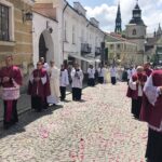 11.06.2020. Sandomierz. Uroczystość Bożego Ciała. Procesja przez rynek starego miasta oraz ulicą Mariacką / Grażyna-Szlęzak-Wójcik / Radio Kielce