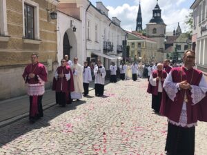 11.06.2020. Sandomierz. Uroczystość Bożego Ciała. Procesja przez rynek starego miasta oraz ulicą Mariacką / Grażyna-Szlęzak-Wójcik / Radio Kielce