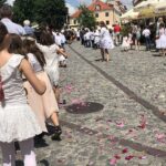 11.06.2020. Sandomierz. Uroczystość Bożego Ciała. Procesja przez rynek starego miasta oraz ulicą Mariacką / Grażyna-Szlęzak-Wójcik / Radio Kielce