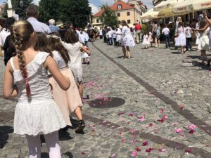 11.06.2020. Sandomierz. Uroczystość Bożego Ciała. Procesja przez rynek starego miasta oraz ulicą Mariacką / Grażyna-Szlęzak-Wójcik / Radio Kielce