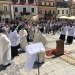 11.06.2020. Sandomierz. Uroczystość Bożego Ciała. Procesja przez rynek starego miasta oraz ulicą Mariacką / Grażyna-Szlęzak-Wójcik / Radio Kielce
