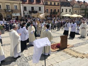 11.06.2020. Sandomierz. Uroczystość Bożego Ciała. Procesja przez rynek starego miasta oraz ulicą Mariacką / Grażyna-Szlęzak-Wójcik / Radio Kielce