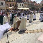 11.06.2020. Sandomierz. Uroczystość Bożego Ciała. Procesja przez rynek starego miasta oraz ulicą Mariacką. Na zdjęciu: Krzysztof Nitkiewicz - biskup sandomierski / Grażyna-Szlęzak-Wójcik / Radio Kielce