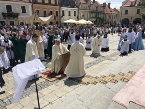 11.06.2020. Sandomierz. Uroczystość Bożego Ciała. Procesja przez rynek starego miasta oraz ulicą Mariacką. Na zdjęciu: Krzysztof Nitkiewicz - biskup sandomierski / Grażyna-Szlęzak-Wójcik / Radio Kielce