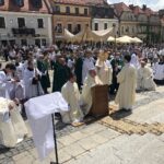 11.06.2020. Sandomierz. Uroczystość Bożego Ciała. Procesja przez rynek starego miasta oraz ulicą Mariacką. Na zdjęciu: Krzysztof Nitkiewicz - biskup sandomierski / Grażyna-Szlęzak-Wójcik / Radio Kielce