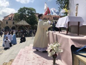 11.06.2020. Sandomierz. Uroczystość Bożego Ciała. Procesja przez rynek starego miasta oraz ulicą Mariacką / Grażyna-Szlęzak-Wójcik / Radio Kielce