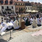 11.06.2020. Sandomierz. Uroczystość Bożego Ciała. Procesja przez rynek starego miasta oraz ulicą Mariacką. Na zdjęciu: Krzysztof Nitkiewicz - biskup sandomierski / Grażyna-Szlęzak-Wójcik / Radio Kielce