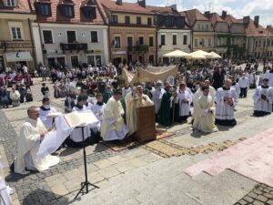 11.06.2020. Sandomierz. Uroczystość Bożego Ciała. Procesja przez rynek starego miasta oraz ulicą Mariacką. Na zdjęciu: Krzysztof Nitkiewicz - biskup sandomierski / Grażyna-Szlęzak-Wójcik / Radio Kielce