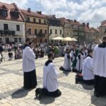 11.06.2020. Sandomierz. Uroczystość Bożego Ciała. Procesja przez rynek starego miasta oraz ulicą Mariacką / Grażyna-Szlęzak-Wójcik / Radio Kielce