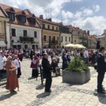 11.06.2020. Sandomierz. Uroczystość Bożego Ciała. Procesja przez rynek starego miasta oraz ulicą Mariacką / Grażyna-Szlęzak-Wójcik / Radio Kielce