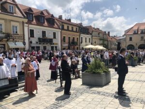 11.06.2020. Sandomierz. Uroczystość Bożego Ciała. Procesja przez rynek starego miasta oraz ulicą Mariacką / Grażyna-Szlęzak-Wójcik / Radio Kielce