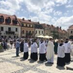 11.06.2020. Sandomierz. Uroczystość Bożego Ciała. Procesja przez rynek starego miasta oraz ulicą Mariacką / Grażyna-Szlęzak-Wójcik / Radio Kielce