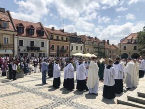 11.06.2020. Sandomierz. Uroczystość Bożego Ciała. Procesja przez rynek starego miasta oraz ulicą Mariacką / Grażyna-Szlęzak-Wójcik / Radio Kielce