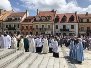 11.06.2020. Sandomierz. Uroczystość Bożego Ciała. Procesja przez rynek starego miasta oraz ulicą Mariacką / Grażyna-Szlęzak-Wójcik / Radio Kielce