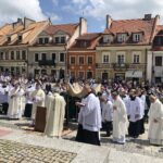 11.06.2020. Sandomierz. Uroczystość Bożego Ciała. Procesja przez rynek starego miasta oraz ulicą Mariacką / Grażyna-Szlęzak-Wójcik / Radio Kielce
