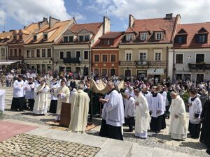 11.06.2020. Sandomierz. Uroczystość Bożego Ciała. Procesja przez rynek starego miasta oraz ulicą Mariacką / Grażyna-Szlęzak-Wójcik / Radio Kielce