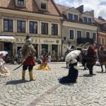 11.06.2020. Sandomierz. Uroczystość Bożego Ciała. Procesja przez rynek starego miasta oraz ulicą Mariacką / Grażyna-Szlęzak-Wójcik / Radio Kielce