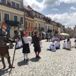 11.06.2020. Sandomierz. Uroczystość Bożego Ciała. Procesja przez rynek starego miasta oraz ulicą Mariacką / Grażyna-Szlęzak-Wójcik / Radio Kielce