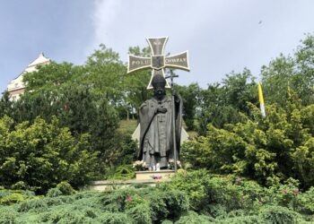 12.06.2002. Sandomierz. Pomnik papieża Jana Pawła II / Grażyna-Szlęzak-Wójcik / Radio Kielce