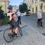 13.06.2020. Sandomierz. Rajd papieski. Z lewej: ks. Roman Janiec - kanclerz Kurii Diecezjalnej w Sandomierzu, po prawej: Krzysztof Nitkiewicz - biskup sandomierski / Grażyna-Szlęzak-Wójcik / Radio Kielce